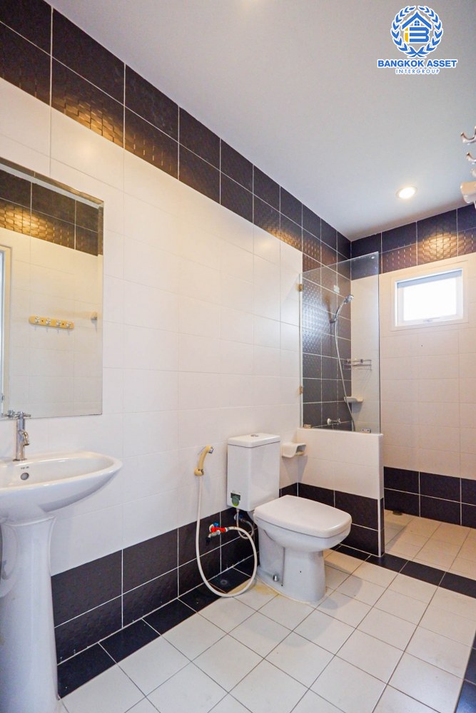 *****บ้านเดี่ยวมือสอง โครงการ เดอะลิฟวิ่ง1 บ้านกล้วย-ไทรน้อย เนื้อที่ 50 ตร.ว. ฟังก์ชัน 3 ห้องนอน 3 ห้องน้ำ 1 ที่จอดรถ สภาพเหมือนใหม่ บนทำเลเดินทางสะดวก เชื่อมต่อถนนกาญจนาภิเษก ถนนบ้านกล้วย-ไทรน้อย ซอยวัดลาดปลาดุก ใกล้รถไฟฟ้าสายม่วง "สถานีคลองบางไผ่" และจุดขึ้นทางด่วน "ศรีรัช"