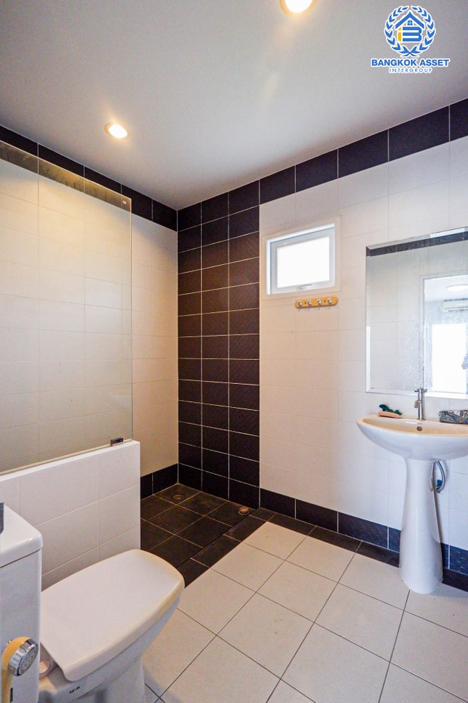 *****บ้านเดี่ยวมือสอง โครงการ เดอะลิฟวิ่ง1 บ้านกล้วย-ไทรน้อย เนื้อที่ 50 ตร.ว. ฟังก์ชัน 3 ห้องนอน 3 ห้องน้ำ 1 ที่จอดรถ สภาพเหมือนใหม่ บนทำเลเดินทางสะดวก เชื่อมต่อถนนกาญจนาภิเษก ถนนบ้านกล้วย-ไทรน้อย ซอยวัดลาดปลาดุก ใกล้รถไฟฟ้าสายม่วง "สถานีคลองบางไผ่" และจุดขึ้นทางด่วน "ศรีรัช"