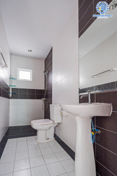 *****บ้านเดี่ยวมือสอง โครงการ เดอะลิฟวิ่ง1 บ้านกล้วย-ไทรน้อย เนื้อที่ 50 ตร.ว. ฟังก์ชัน 3 ห้องนอน 3 ห้องน้ำ 1 ที่จอดรถ สภาพเหมือนใหม่ บนทำเลเดินทางสะดวก เชื่อมต่อถนนกาญจนาภิเษก ถนนบ้านกล้วย-ไทรน้อย ซอยวัดลาดปลาดุก ใกล้รถไฟฟ้าสายม่วง "สถานีคลองบางไผ่" และจุดขึ้นทางด่วน "ศรีรัช"