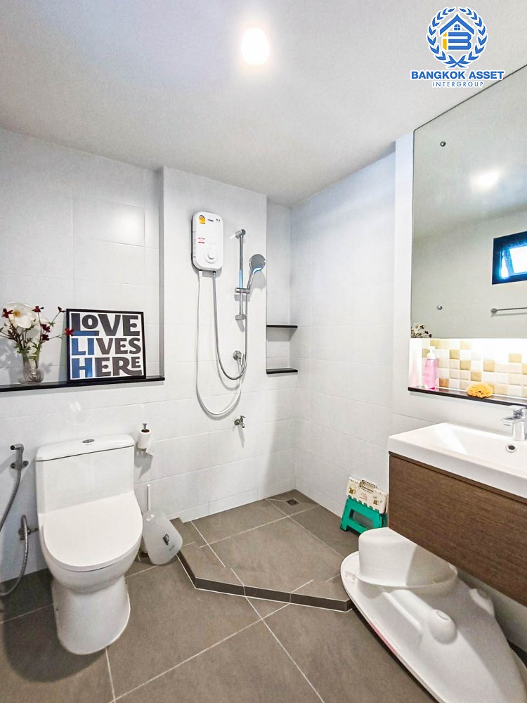 *****บ้านเดี่ยวมือสอง โครงการ สราญสิริ รังสิต เนื้อที่ 68.80 ตร.ว. ฟังก์ชัน 4 ห้องนอน 4 ห้องน้ำ 2 ที่จอดรถ บ้านหลังใหญ่ ภายในเหมือนใหม่พร้อมอยู่ บนทำเลเดินทางสะดวก เชื่อมต่อถนนรังสิต-ปทุมธานี ถนนคลองหลวง ใกล้รถไฟฟ้าสายสีแดง "สถานีรังสิต" และจุดขึ้นทางด่วน "ศรีรัช"