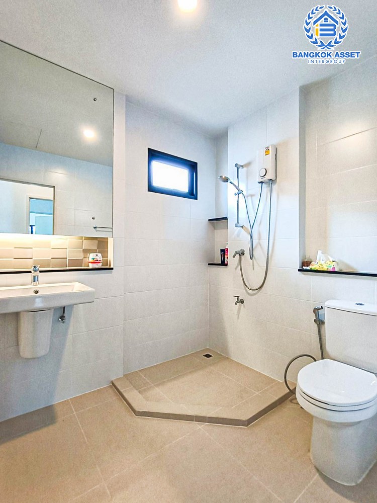 *****บ้านเดี่ยวมือสอง โครงการ สราญสิริ รังสิต เนื้อที่ 68.80 ตร.ว. ฟังก์ชัน 4 ห้องนอน 4 ห้องน้ำ 2 ที่จอดรถ บ้านหลังใหญ่ ภายในเหมือนใหม่พร้อมอยู่ บนทำเลเดินทางสะดวก เชื่อมต่อถนนรังสิต-ปทุมธานี ถนนคลองหลวง ใกล้รถไฟฟ้าสายสีแดง "สถานีรังสิต" และจุดขึ้นทางด่วน "ศรีรัช"