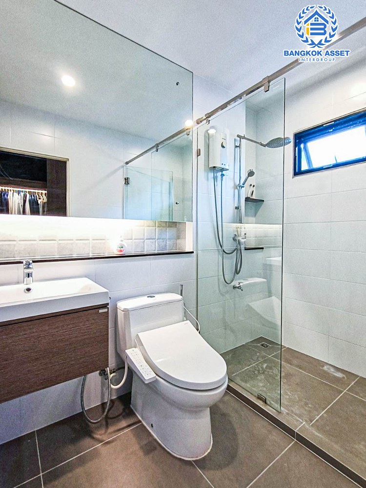 *****บ้านเดี่ยวมือสอง โครงการ สราญสิริ รังสิต เนื้อที่ 68.80 ตร.ว. ฟังก์ชัน 4 ห้องนอน 4 ห้องน้ำ 2 ที่จอดรถ บ้านหลังใหญ่ ภายในเหมือนใหม่พร้อมอยู่ บนทำเลเดินทางสะดวก เชื่อมต่อถนนรังสิต-ปทุมธานี ถนนคลองหลวง ใกล้รถไฟฟ้าสายสีแดง "สถานีรังสิต" และจุดขึ้นทางด่วน "ศรีรัช"