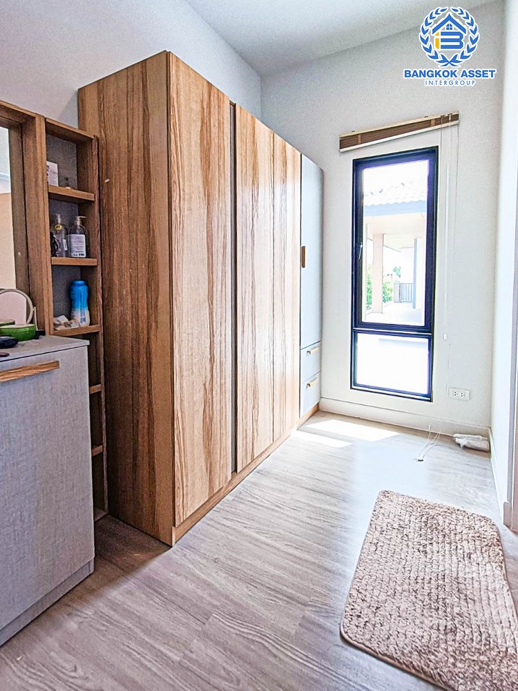 *****บ้านเดี่ยวมือสอง โครงการ สราญสิริ รังสิต เนื้อที่ 68.80 ตร.ว. ฟังก์ชัน 4 ห้องนอน 4 ห้องน้ำ 2 ที่จอดรถ บ้านหลังใหญ่ ภายในเหมือนใหม่พร้อมอยู่ บนทำเลเดินทางสะดวก เชื่อมต่อถนนรังสิต-ปทุมธานี ถนนคลองหลวง ใกล้รถไฟฟ้าสายสีแดง "สถานีรังสิต" และจุดขึ้นทางด่วน "ศรีรัช"