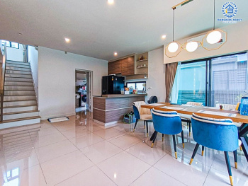 *****บ้านเดี่ยวมือสอง โครงการ สราญสิริ รังสิต เนื้อที่ 68.80 ตร.ว. ฟังก์ชัน 4 ห้องนอน 4 ห้องน้ำ 2 ที่จอดรถ บ้านหลังใหญ่ ภายในเหมือนใหม่พร้อมอยู่ บนทำเลเดินทางสะดวก เชื่อมต่อถนนรังสิต-ปทุมธานี ถนนคลองหลวง ใกล้รถไฟฟ้าสายสีแดง "สถานีรังสิต" และจุดขึ้นทางด่วน "ศรีรัช"