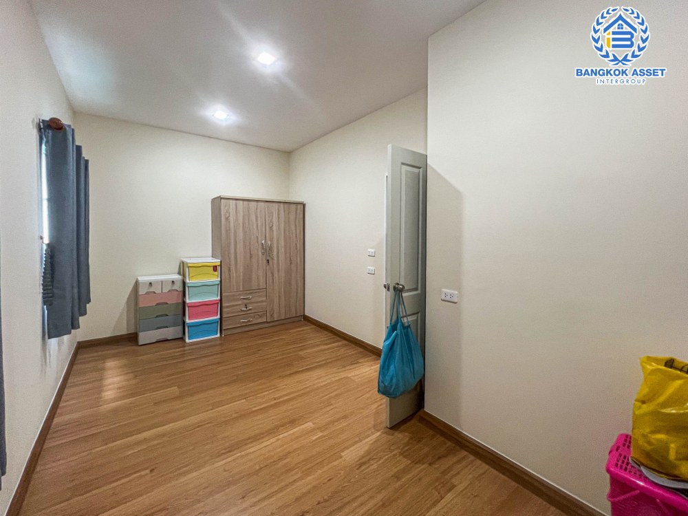 *****ทาวน์เฮ้าส์มือสอง โครงการ โกลเด้นทาวน์ เพชรเกษม-พุทธมณฑลสาย3 เนื้อที่กว้าง 16 ตร.ว. ฟังก์ชัน 3 ห้องนอน 2 ห้องน้ำ 1 ที่จอดรถ บ้านสวย พร้อมเข้าอยู่ ใกล้ถนนเมน บนทำเลเดินทางสะดวก เชื่อมต่อถนนเพชรเกษม ใกล้รถไฟฟ้าสายสีน้ำเงิน(ช่วงบางแค-พุทธมณฑลสาย4) และจุดขึ้นทางด่วน "อุดรรัถยา"