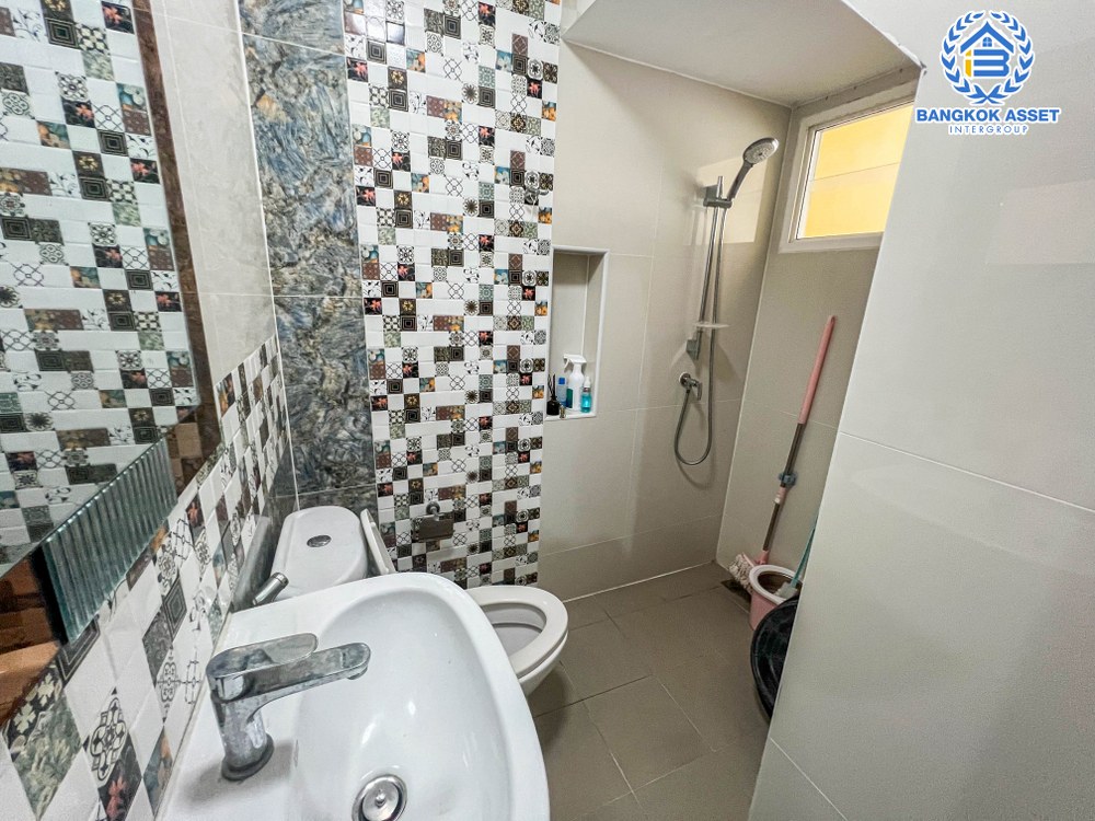 *****ทาวน์เฮ้าส์มือสอง โครงการ โกลเด้นทาวน์ เพชรเกษม-พุทธมณฑลสาย3 เนื้อที่กว้าง 16 ตร.ว. ฟังก์ชัน 3 ห้องนอน 2 ห้องน้ำ 1 ที่จอดรถ บ้านสวย พร้อมเข้าอยู่ ใกล้ถนนเมน บนทำเลเดินทางสะดวก เชื่อมต่อถนนเพชรเกษม ใกล้รถไฟฟ้าสายสีน้ำเงิน(ช่วงบางแค-พุทธมณฑลสาย4) และจุดขึ้นทางด่วน "อุดรรัถยา"