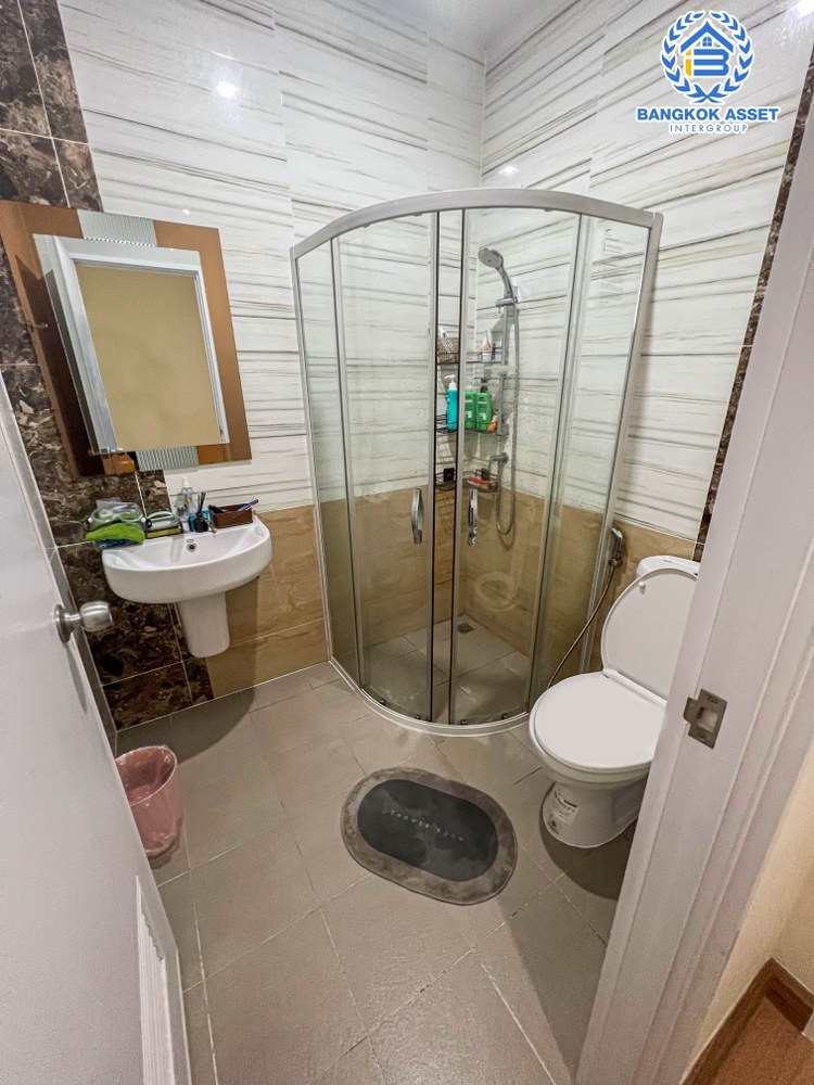 *****ทาวน์เฮ้าส์มือสอง โครงการ โกลเด้นทาวน์ เพชรเกษม-พุทธมณฑลสาย3 เนื้อที่กว้าง 16 ตร.ว. ฟังก์ชัน 3 ห้องนอน 2 ห้องน้ำ 1 ที่จอดรถ บ้านสวย พร้อมเข้าอยู่ ใกล้ถนนเมน บนทำเลเดินทางสะดวก เชื่อมต่อถนนเพชรเกษม ใกล้รถไฟฟ้าสายสีน้ำเงิน(ช่วงบางแค-พุทธมณฑลสาย4) และจุดขึ้นทางด่วน "อุดรรัถยา"