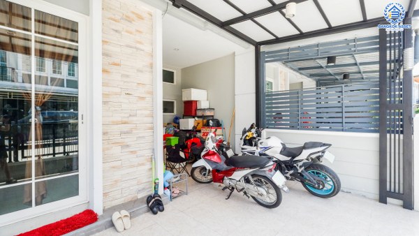 *****ทาวน์เฮ้าส์มือสอง โครงการ โกลเด้นทาวน์ วงศ์สว่าง-รัชดา หลังมุม เนื้อที่ 19 ตร.ว. ฟังก์ชัน 4 ห้องนอน 2 ห้องน้ำ 1 จอดรถ ภายในสภาพดีเยี่ยม พร้อมอยู่ บนทำเลเดินทางสะดวกมาก เชื่อมต่อถนนวงศ์สว่าง ถนนนครอินทร์ ใกล้รถไฟฟ้าสายสีม่วง "สถานีแยกติวานนท์" และจุดขึ้นทางด่วน "พระราม7"