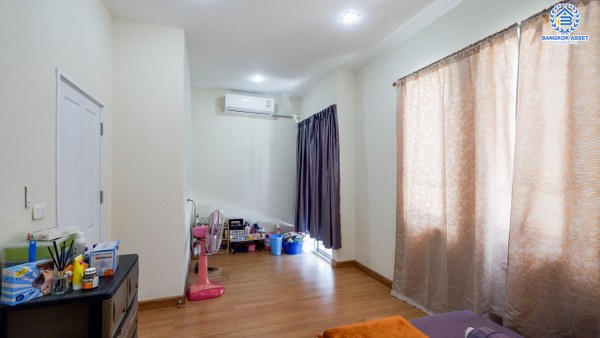 *****ทาวน์เฮ้าส์มือสอง โครงการ โกลเด้นทาวน์ วงศ์สว่าง-รัชดา หลังมุม เนื้อที่ 19 ตร.ว. ฟังก์ชัน 4 ห้องนอน 2 ห้องน้ำ 1 จอดรถ ภายในสภาพดีเยี่ยม พร้อมอยู่ บนทำเลเดินทางสะดวกมาก เชื่อมต่อถนนวงศ์สว่าง ถนนนครอินทร์ ใกล้รถไฟฟ้าสายสีม่วง "สถานีแยกติวานนท์" และจุดขึ้นทางด่วน "พระราม7"