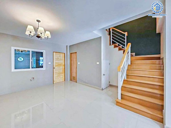 *****ทาวน์เฮ้าส์มือสองกรุงเทพมหานคร โครงการ รสา แกรนด์วิลล์ พหลโยธิน73 เนื้อที่เกือบ 20 ตร.ว. ฟังก์ชัน 3 ห้องนอน 2 ห้องน้ำ 1 ที่จอดรถ บ้านตกแต่งใหม่ สไตล์มินิมอล บนทำเลเดินทางสะดวก ใกล้รถไฟฟ้าสายสีเขียว "สถานีแยก คปอ." และจุดขึ้นทางด่วน "โทลล์เวย์ดอนเมือง" ในราคาถูกสุดในโครงการ!