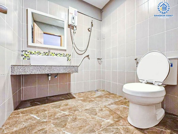 *****ทาวน์เฮ้าส์มือสองกรุงเทพมหานคร โครงการ รสา แกรนด์วิลล์ พหลโยธิน73 เนื้อที่เกือบ 20 ตร.ว. ฟังก์ชัน 3 ห้องนอน 2 ห้องน้ำ 1 ที่จอดรถ บ้านตกแต่งใหม่ สไตล์มินิมอล บนทำเลเดินทางสะดวก ใกล้รถไฟฟ้าสายสีเขียว "สถานีแยก คปอ." และจุดขึ้นทางด่วน "โทลล์เวย์ดอนเมือง" ในราคาถูกสุดในโครงการ!