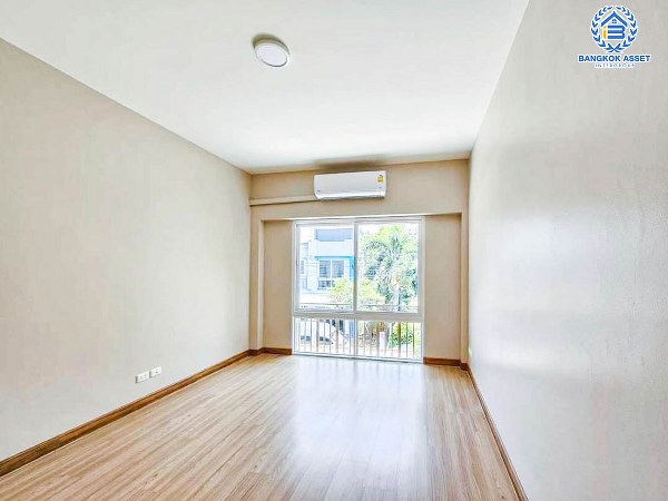 *****ทาวน์เฮ้าส์มือสองกรุงเทพมหานคร โครงการ รสา แกรนด์วิลล์ พหลโยธิน73 เนื้อที่เกือบ 20 ตร.ว. ฟังก์ชัน 3 ห้องนอน 2 ห้องน้ำ 1 ที่จอดรถ บ้านตกแต่งใหม่ สไตล์มินิมอล บนทำเลเดินทางสะดวก ใกล้รถไฟฟ้าสายสีเขียว "สถานีแยก คปอ." และจุดขึ้นทางด่วน "โทลล์เวย์ดอนเมือง" ในราคาถูกสุดในโครงการ!