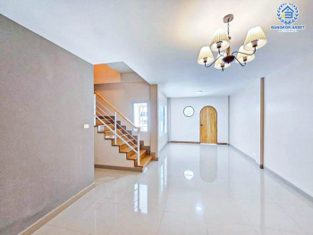 *****ทาวน์เฮ้าส์มือสองกรุงเทพมหานคร โครงการ รสา แกรนด์วิลล์ พหลโยธิน73 เนื้อที่เกือบ 20 ตร.ว. ฟังก์ชัน 3 ห้องนอน 2 ห้องน้ำ 1 ที่จอดรถ บ้านตกแต่งใหม่ สไตล์มินิมอล บนทำเลเดินทางสะดวก ใกล้รถไฟฟ้าสายสีเขียว "สถานีแยก คปอ." และจุดขึ้นทางด่วน "โทลล์เวย์ดอนเมือง" ในราคาถูกสุดในโครงการ!