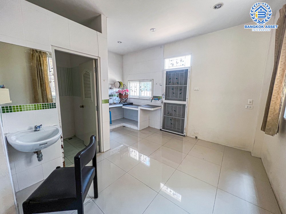 *****บ้านแฝดมือสอง โครงการ อิ่มอัมพร เลียบคลองทวีวัฒนา เนื้อที่ 32.20 ตร.ว. ฟังก์ชัน 3 ห้องนอน 4 ห้องน้ำ 1 ที่จอดรถ ภายในสภาพเหมือนใหม่ พร้อมเข้าอยู่ บนทำเลเดินทางสะดวก เชื่อมต่อถนนบรมราชชนนี ใกล้รถไฟฟ้าสายสีน้ำเงิน "สถานีหลักสอง" และจุดขึ้นทางด่วน "ศรีรัช-วงแหวนรอบนอก"