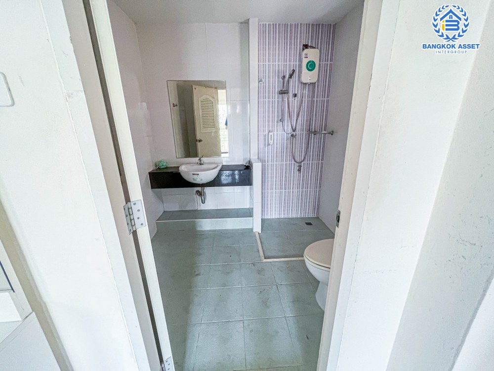 *****บ้านแฝดมือสอง โครงการ อิ่มอัมพร เลียบคลองทวีวัฒนา เนื้อที่ 32.20 ตร.ว. ฟังก์ชัน 3 ห้องนอน 4 ห้องน้ำ 1 ที่จอดรถ ภายในสภาพเหมือนใหม่ พร้อมเข้าอยู่ บนทำเลเดินทางสะดวก เชื่อมต่อถนนบรมราชชนนี ใกล้รถไฟฟ้าสายสีน้ำเงิน "สถานีหลักสอง" และจุดขึ้นทางด่วน "ศรีรัช-วงแหวนรอบนอก"