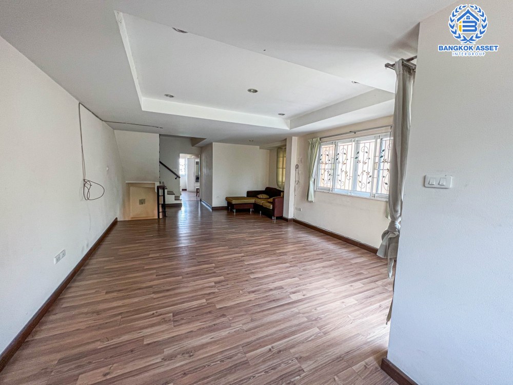 *****บ้านแฝดมือสอง โครงการ อิ่มอัมพร เลียบคลองทวีวัฒนา เนื้อที่ 32.20 ตร.ว. ฟังก์ชัน 3 ห้องนอน 4 ห้องน้ำ 1 ที่จอดรถ ภายในสภาพเหมือนใหม่ พร้อมเข้าอยู่ บนทำเลเดินทางสะดวก เชื่อมต่อถนนบรมราชชนนี ใกล้รถไฟฟ้าสายสีน้ำเงิน "สถานีหลักสอง" และจุดขึ้นทางด่วน "ศรีรัช-วงแหวนรอบนอก"