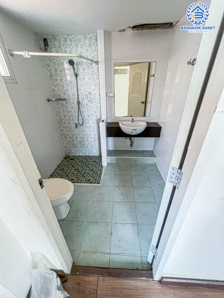 *****บ้านแฝดมือสอง โครงการ อิ่มอัมพร เลียบคลองทวีวัฒนา เนื้อที่ 32.20 ตร.ว. ฟังก์ชัน 3 ห้องนอน 4 ห้องน้ำ 1 ที่จอดรถ ภายในสภาพเหมือนใหม่ พร้อมเข้าอยู่ บนทำเลเดินทางสะดวก เชื่อมต่อถนนบรมราชชนนี ใกล้รถไฟฟ้าสายสีน้ำเงิน "สถานีหลักสอง" และจุดขึ้นทางด่วน "ศรีรัช-วงแหวนรอบนอก"