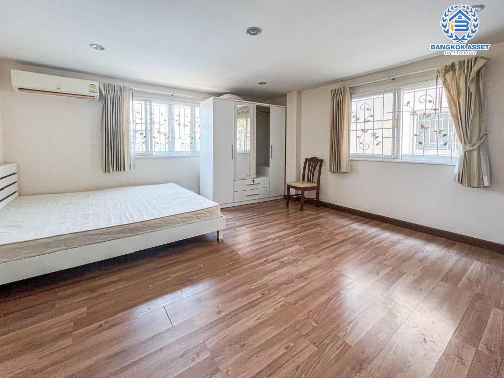 *****บ้านแฝดมือสอง โครงการ อิ่มอัมพร เลียบคลองทวีวัฒนา เนื้อที่ 32.20 ตร.ว. ฟังก์ชัน 3 ห้องนอน 4 ห้องน้ำ 1 ที่จอดรถ ภายในสภาพเหมือนใหม่ พร้อมเข้าอยู่ บนทำเลเดินทางสะดวก เชื่อมต่อถนนบรมราชชนนี ใกล้รถไฟฟ้าสายสีน้ำเงิน "สถานีหลักสอง" และจุดขึ้นทางด่วน "ศรีรัช-วงแหวนรอบนอก"