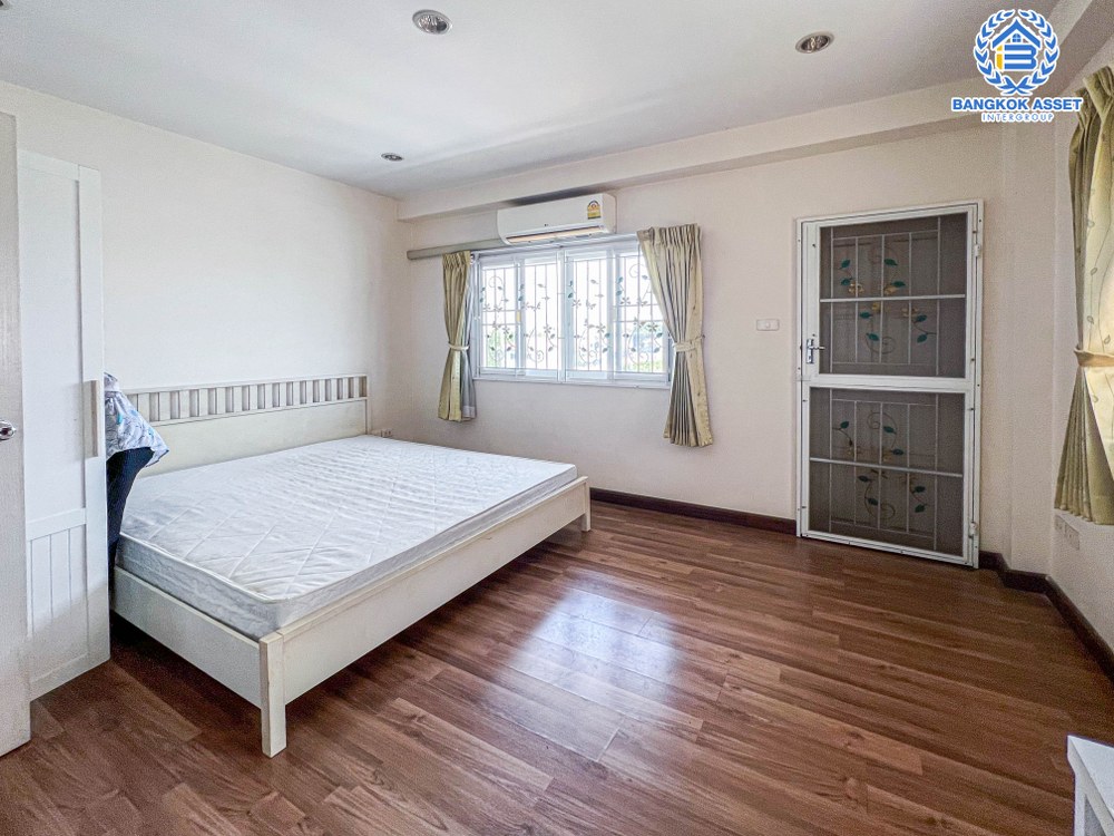 *****บ้านแฝดมือสอง โครงการ อิ่มอัมพร เลียบคลองทวีวัฒนา เนื้อที่ 32.20 ตร.ว. ฟังก์ชัน 3 ห้องนอน 4 ห้องน้ำ 1 ที่จอดรถ ภายในสภาพเหมือนใหม่ พร้อมเข้าอยู่ บนทำเลเดินทางสะดวก เชื่อมต่อถนนบรมราชชนนี ใกล้รถไฟฟ้าสายสีน้ำเงิน "สถานีหลักสอง" และจุดขึ้นทางด่วน "ศรีรัช-วงแหวนรอบนอก"