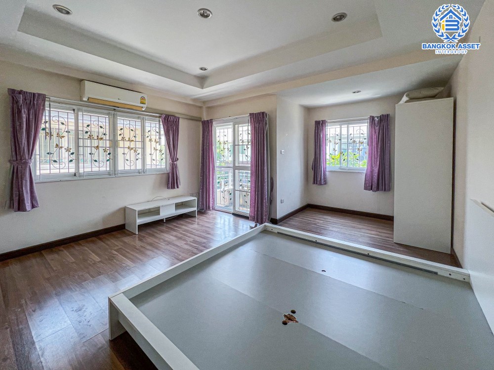 *****บ้านแฝดมือสอง โครงการ อิ่มอัมพร เลียบคลองทวีวัฒนา เนื้อที่ 32.20 ตร.ว. ฟังก์ชัน 3 ห้องนอน 4 ห้องน้ำ 1 ที่จอดรถ ภายในสภาพเหมือนใหม่ พร้อมเข้าอยู่ บนทำเลเดินทางสะดวก เชื่อมต่อถนนบรมราชชนนี ใกล้รถไฟฟ้าสายสีน้ำเงิน "สถานีหลักสอง" และจุดขึ้นทางด่วน "ศรีรัช-วงแหวนรอบนอก"