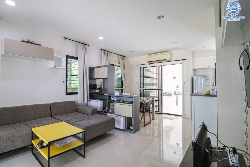 *****ทาวน์โฮม 3 ชั้นมือสอง โครงการ บ้านกลางเมือง นวมินทร์42 หลังมุม เนื้อที่ 28.40 ตร.ว. ฟังก์ชัน 3 ห้องนอน 3 ห้องน้ำ 2 ที่จอดรถ ใกล้ทางเข้าโครงการ ภายในสภาพดีเยี่ยม พร้อมอยู่ทันที บนทำเลเดินทางสะดวก เชื่อมต่อถนนเกษตร-นวมินทร์ ใกล้จุดขึ้นทางด่วน "รามอินทรา-อาจณรงค์"