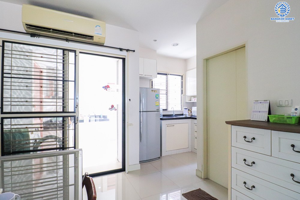 *****ทาวน์โฮม 3 ชั้นมือสอง โครงการ บ้านกลางเมือง นวมินทร์42 หลังมุม เนื้อที่ 28.40 ตร.ว. ฟังก์ชัน 3 ห้องนอน 3 ห้องน้ำ 2 ที่จอดรถ ใกล้ทางเข้าโครงการ ภายในสภาพดีเยี่ยม พร้อมอยู่ทันที บนทำเลเดินทางสะดวก เชื่อมต่อถนนเกษตร-นวมินทร์ ใกล้จุดขึ้นทางด่วน "รามอินทรา-อาจณรงค์"