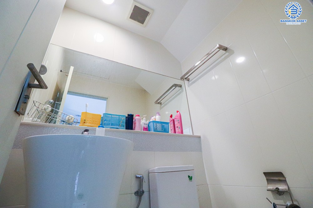 *****ทาวน์โฮม 3 ชั้นมือสอง โครงการ บ้านกลางเมือง นวมินทร์42 หลังมุม เนื้อที่ 28.40 ตร.ว. ฟังก์ชัน 3 ห้องนอน 3 ห้องน้ำ 2 ที่จอดรถ ใกล้ทางเข้าโครงการ ภายในสภาพดีเยี่ยม พร้อมอยู่ทันที บนทำเลเดินทางสะดวก เชื่อมต่อถนนเกษตร-นวมินทร์ ใกล้จุดขึ้นทางด่วน "รามอินทรา-อาจณรงค์"