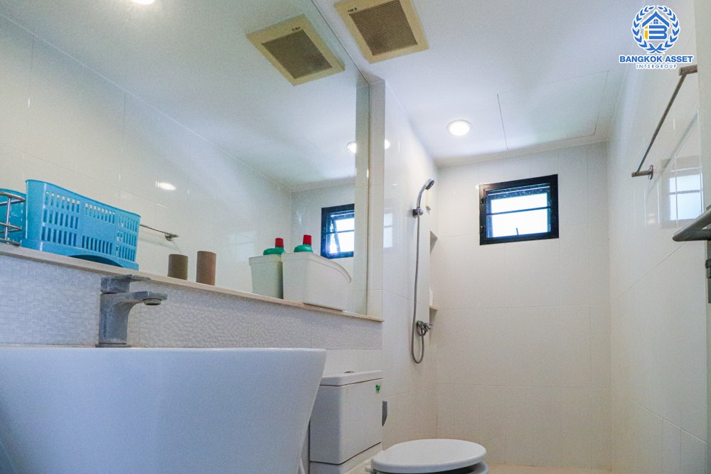 *****ทาวน์โฮม 3 ชั้นมือสอง โครงการ บ้านกลางเมือง นวมินทร์42 หลังมุม เนื้อที่ 28.40 ตร.ว. ฟังก์ชัน 3 ห้องนอน 3 ห้องน้ำ 2 ที่จอดรถ ใกล้ทางเข้าโครงการ ภายในสภาพดีเยี่ยม พร้อมอยู่ทันที บนทำเลเดินทางสะดวก เชื่อมต่อถนนเกษตร-นวมินทร์ ใกล้จุดขึ้นทางด่วน "รามอินทรา-อาจณรงค์"