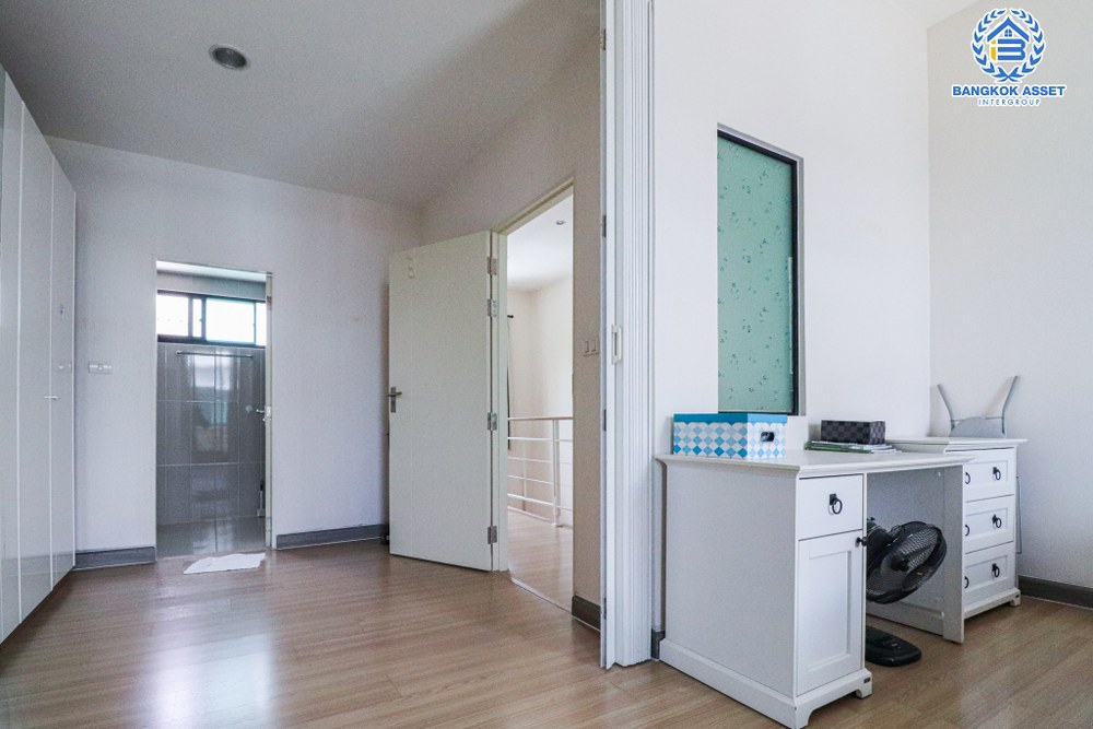 *****ทาวน์โฮม 3 ชั้นมือสอง โครงการ บ้านกลางเมือง นวมินทร์42 หลังมุม เนื้อที่ 28.40 ตร.ว. ฟังก์ชัน 3 ห้องนอน 3 ห้องน้ำ 2 ที่จอดรถ ใกล้ทางเข้าโครงการ ภายในสภาพดีเยี่ยม พร้อมอยู่ทันที บนทำเลเดินทางสะดวก เชื่อมต่อถนนเกษตร-นวมินทร์ ใกล้จุดขึ้นทางด่วน "รามอินทรา-อาจณรงค์"