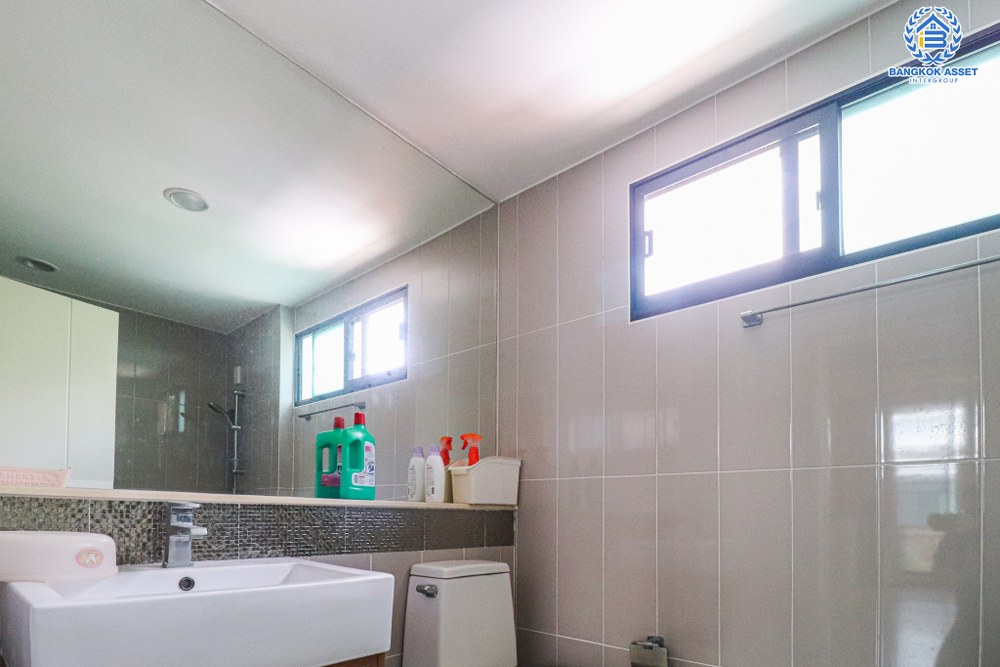 *****ทาวน์โฮม 3 ชั้นมือสอง โครงการ บ้านกลางเมือง นวมินทร์42 หลังมุม เนื้อที่ 28.40 ตร.ว. ฟังก์ชัน 3 ห้องนอน 3 ห้องน้ำ 2 ที่จอดรถ ใกล้ทางเข้าโครงการ ภายในสภาพดีเยี่ยม พร้อมอยู่ทันที บนทำเลเดินทางสะดวก เชื่อมต่อถนนเกษตร-นวมินทร์ ใกล้จุดขึ้นทางด่วน "รามอินทรา-อาจณรงค์"