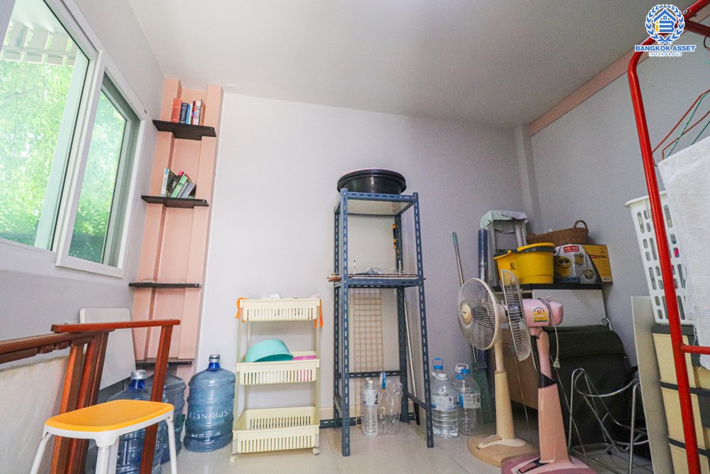 *****ทาวน์โฮม 3 ชั้นมือสอง โครงการ บ้านกลางเมือง นวมินทร์42 หลังมุม เนื้อที่ 28.40 ตร.ว. ฟังก์ชัน 3 ห้องนอน 3 ห้องน้ำ 2 ที่จอดรถ ใกล้ทางเข้าโครงการ ภายในสภาพดีเยี่ยม พร้อมอยู่ทันที บนทำเลเดินทางสะดวก เชื่อมต่อถนนเกษตร-นวมินทร์ ใกล้จุดขึ้นทางด่วน "รามอินทรา-อาจณรงค์"