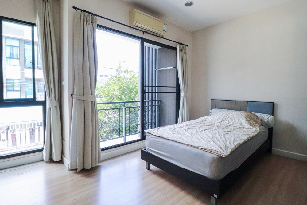 *****ทาวน์โฮม 3 ชั้นมือสอง โครงการ บ้านกลางเมือง นวมินทร์42 หลังมุม เนื้อที่ 28.40 ตร.ว. ฟังก์ชัน 3 ห้องนอน 3 ห้องน้ำ 2 ที่จอดรถ ใกล้ทางเข้าโครงการ ภายในสภาพดีเยี่ยม พร้อมอยู่ทันที บนทำเลเดินทางสะดวก เชื่อมต่อถนนเกษตร-นวมินทร์ ใกล้จุดขึ้นทางด่วน "รามอินทรา-อาจณรงค์"