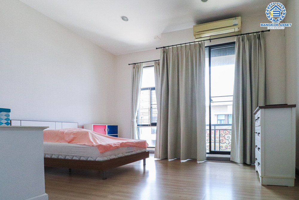 *****ทาวน์โฮม 3 ชั้นมือสอง โครงการ บ้านกลางเมือง นวมินทร์42 หลังมุม เนื้อที่ 28.40 ตร.ว. ฟังก์ชัน 3 ห้องนอน 3 ห้องน้ำ 2 ที่จอดรถ ใกล้ทางเข้าโครงการ ภายในสภาพดีเยี่ยม พร้อมอยู่ทันที บนทำเลเดินทางสะดวก เชื่อมต่อถนนเกษตร-นวมินทร์ ใกล้จุดขึ้นทางด่วน "รามอินทรา-อาจณรงค์"