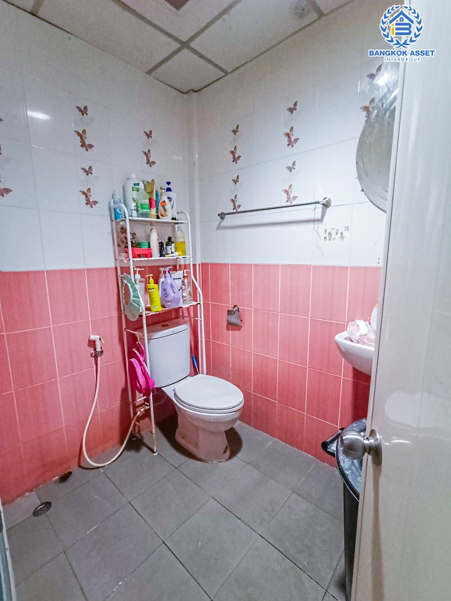 *****ทาวน์เฮ้าส์มือสองนนทบุรี หมู่บ้าน รัตนาธิเบศร์ กาญจนาภิเษก เนื้อที่ 16 ตร.ว. ฟังก์ชัน 2 ห้องนอน 1 ห้องน้ำ บ้านทำเลดีราคาไม่แพง เชื่อมต่อถนนกาญจนาภิเษก, ถนนรัตนาธิเบศร์ ใกล้เซ็นทรัลเวสต์เกต และรถไฟฟ้าสายสีม่วง "สถานีตลาดบางใหญ่" จองเลย!