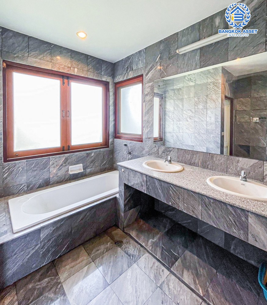 *****บ้านเดี่ยวมือสอง โครงการ ปัญจทรัพย์พาร์ค ปิ่นเกล้า เนื้อที่ 173 ตร.ว. ฟังก์ชันจัดเต็ม 4 ห้องนอน 4 ห้องน้ำ 4 ที่จอดรถ บ้านหลังใหญ่ มีความเป็นส่วนตัว ติดถนนบรมราชชนนี ตั้งบนทำเลเดินทางสะดวก เชื่อมต่อทางคู่ขนานลอยฟ้า ใกล้รถไฟฟ้าสายสีน้ำเงิน "สถานีบางพลัด"