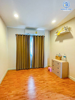 *****บ้านเดี่ยวมือสอง โครงการ ไลฟ์บางกอกบูเลอวาร์ด แจ้งวัฒนะ เนื้อที่ 52.30 ตร.ว. ฟังก์ชัน 4 ห้องนอน 3 ห้องน้ำ 2 ที่จอดรถ บนทำเลเดินทางสะดวก เชื่อมต่อถนนแจ้งวัฒนะ ถนนติวานนท์ ใกล้เซ็นทรัล แจ้งวัฒนะ รถไฟฟ้าในอนาคตสายสีชมพู