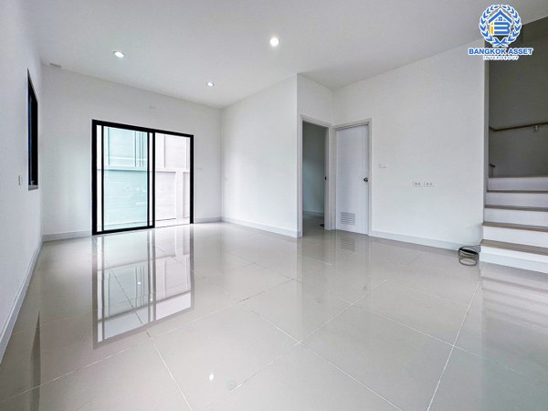 ทาวน์เฮ้าส์มือสองปทุมธานี โครงการ เดอะริว่า วงแหวน-ลำลูกกา คลอง5 หลังมุม! เนื้อที่กว้างมากถึง 25.1 ตร.ว. ฟังก์ชัน 4 ห้องนอน 3 ห้องน้ำ 2 ที่จอดรถ ทำเลหน้าโครงการ ติดส่วนกลาง และสนามเด็กเล่น บนทำเลเดินทางสะดวก ใกล้รถไฟฟ้าสายสีเขียว "สถานีคูคต" และจุดขึ้นทางด่วน "รามอินทรา-จตุโชติ"...