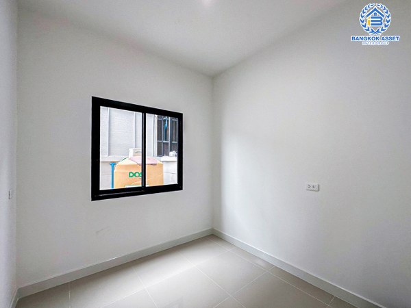 ทาวน์เฮ้าส์มือสองปทุมธานี โครงการ เดอะริว่า วงแหวน-ลำลูกกา คลอง5 หลังมุม! เนื้อที่กว้างมากถึง 25.1 ตร.ว. ฟังก์ชัน 4 ห้องนอน 3 ห้องน้ำ 2 ที่จอดรถ ทำเลหน้าโครงการ ติดส่วนกลาง และสนามเด็กเล่น บนทำเลเดินทางสะดวก ใกล้รถไฟฟ้าสายสีเขียว "สถานีคูคต" และจุดขึ้นทางด่วน "รามอินทรา-จตุโชติ"...