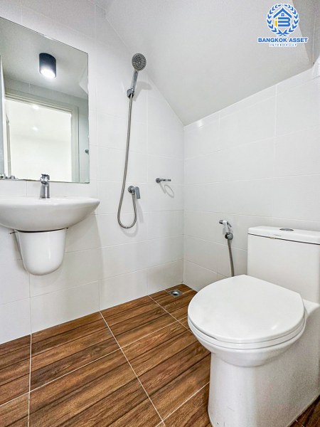 ทาวน์เฮ้าส์มือสองปทุมธานี โครงการ เดอะริว่า วงแหวน-ลำลูกกา คลอง5 หลังมุม! เนื้อที่กว้างมากถึง 25.1 ตร.ว. ฟังก์ชัน 4 ห้องนอน 3 ห้องน้ำ 2 ที่จอดรถ ทำเลหน้าโครงการ ติดส่วนกลาง และสนามเด็กเล่น บนทำเลเดินทางสะดวก ใกล้รถไฟฟ้าสายสีเขียว "สถานีคูคต" และจุดขึ้นทางด่วน "รามอินทรา-จตุโชติ"...