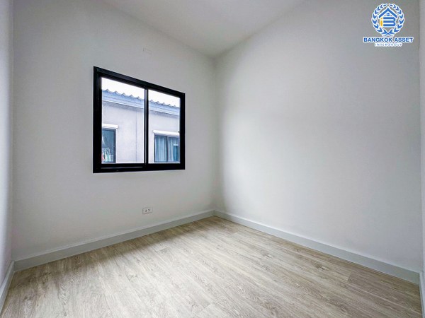 ทาวน์เฮ้าส์มือสองปทุมธานี โครงการ เดอะริว่า วงแหวน-ลำลูกกา คลอง5 หลังมุม! เนื้อที่กว้างมากถึง 25.1 ตร.ว. ฟังก์ชัน 4 ห้องนอน 3 ห้องน้ำ 2 ที่จอดรถ ทำเลหน้าโครงการ ติดส่วนกลาง และสนามเด็กเล่น บนทำเลเดินทางสะดวก ใกล้รถไฟฟ้าสายสีเขียว "สถานีคูคต" และจุดขึ้นทางด่วน "รามอินทรา-จตุโชติ"...