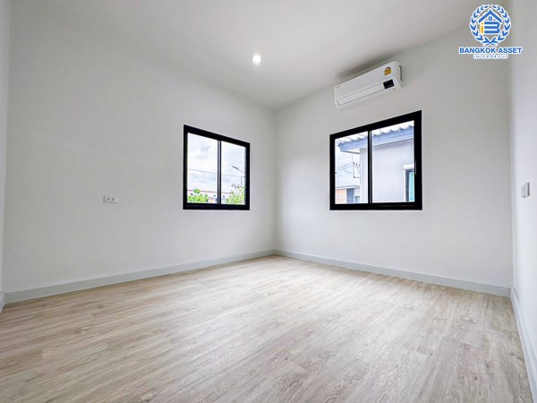 ทาวน์เฮ้าส์มือสองปทุมธานี โครงการ เดอะริว่า วงแหวน-ลำลูกกา คลอง5 หลังมุม! เนื้อที่กว้างมากถึง 25.1 ตร.ว. ฟังก์ชัน 4 ห้องนอน 3 ห้องน้ำ 2 ที่จอดรถ ทำเลหน้าโครงการ ติดส่วนกลาง และสนามเด็กเล่น บนทำเลเดินทางสะดวก ใกล้รถไฟฟ้าสายสีเขียว "สถานีคูคต" และจุดขึ้นทางด่วน "รามอินทรา-จตุโชติ"...