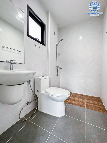 ทาวน์เฮ้าส์มือสองปทุมธานี โครงการ เดอะริว่า วงแหวน-ลำลูกกา คลอง5 หลังมุม! เนื้อที่กว้างมากถึง 25.1 ตร.ว. ฟังก์ชัน 4 ห้องนอน 3 ห้องน้ำ 2 ที่จอดรถ ทำเลหน้าโครงการ ติดส่วนกลาง และสนามเด็กเล่น บนทำเลเดินทางสะดวก ใกล้รถไฟฟ้าสายสีเขียว "สถานีคูคต" และจุดขึ้นทางด่วน "รามอินทรา-จตุโชติ"...