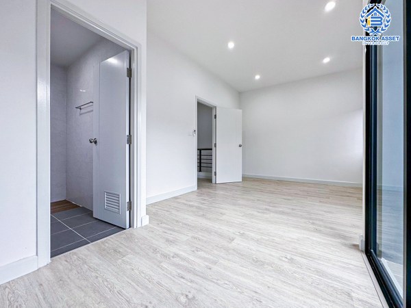 ทาวน์เฮ้าส์มือสองปทุมธานี โครงการ เดอะริว่า วงแหวน-ลำลูกกา คลอง5 หลังมุม! เนื้อที่กว้างมากถึง 25.1 ตร.ว. ฟังก์ชัน 4 ห้องนอน 3 ห้องน้ำ 2 ที่จอดรถ ทำเลหน้าโครงการ ติดส่วนกลาง และสนามเด็กเล่น บนทำเลเดินทางสะดวก ใกล้รถไฟฟ้าสายสีเขียว "สถานีคูคต" และจุดขึ้นทางด่วน "รามอินทรา-จตุโชติ"...