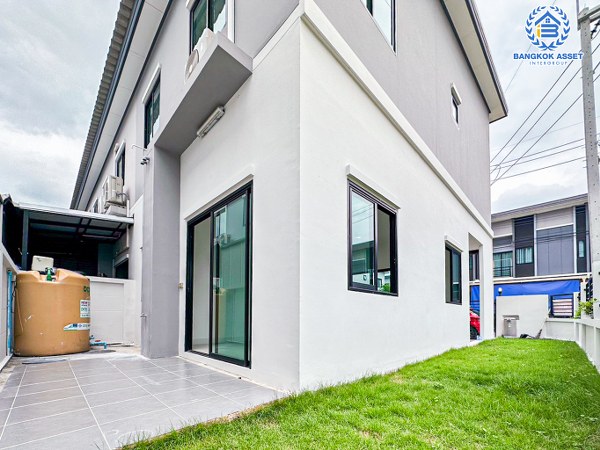 ทาวน์เฮ้าส์มือสองปทุมธานี โครงการ เดอะริว่า วงแหวน-ลำลูกกา คลอง5 หลังมุม! เนื้อที่กว้างมากถึง 25.1 ตร.ว. ฟังก์ชัน 4 ห้องนอน 3 ห้องน้ำ 2 ที่จอดรถ ทำเลหน้าโครงการ ติดส่วนกลาง และสนามเด็กเล่น บนทำเลเดินทางสะดวก ใกล้รถไฟฟ้าสายสีเขียว "สถานีคูคต" และจุดขึ้นทางด่วน "รามอินทรา-จตุโชติ"...