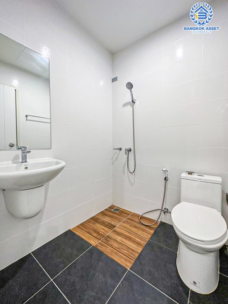 ทาวน์เฮ้าส์มือสองปทุมธานี โครงการ เดอะริว่า วงแหวน-ลำลูกกา คลอง5 หลังมุม! เนื้อที่กว้างมากถึง 25.1 ตร.ว. ฟังก์ชัน 4 ห้องนอน 3 ห้องน้ำ 2 ที่จอดรถ ทำเลหน้าโครงการ ติดส่วนกลาง และสนามเด็กเล่น บนทำเลเดินทางสะดวก ใกล้รถไฟฟ้าสายสีเขียว "สถานีคูคต" และจุดขึ้นทางด่วน "รามอินทรา-จตุโชติ"...