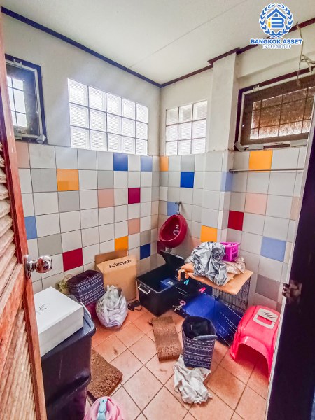 *****บ้านเดี่ยวมือสองนนทบุรี หมู่บ้าน พรหมนิเวศน์2 งามวงศ์วาน หลังมุม! เนื้อที่กว้างมากถึง 90 ตร.ว. ฟังก์ชัน 4 ห้องนอน 4 ห้องน้ำ 2 ที่จอดรถ บ้านเนื้อที่เยอะมาก บนทำเลดี เดินทางสะดวก เชื่อมต่อถนนสามัคคี, ถนนติวานนท์, ถนนงามวงศ์วาน ใกล้ทางด่วน "งามวงศ์วาน" จองเลย