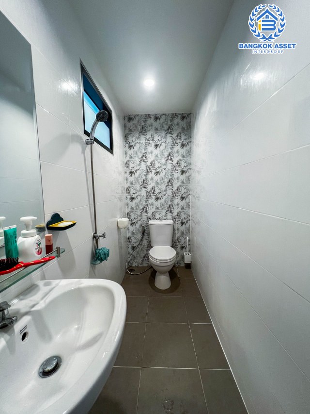 *****ทาวน์เฮ้าส์มือสองนนทบุรี หมู่บ้าน ซื่อตรง รัตนาธิเบศร์ เนื้อที่กว้างถึง 26 ตร.ว. ฟังก์ชัน 3 ห้องนอน 2 ห้องน้ำ 1 ที่จอดรถ บ้านรีโนเวทใหม่ พร้อมเข้าอยู่ ทำเลเยี่ยม ใกล้รถไฟฟ้าสายสีม่วง "สถานีไทรม้า" และทางด่วน "งามวงศ์วาน" ในราคาสุดคุ้ม!!