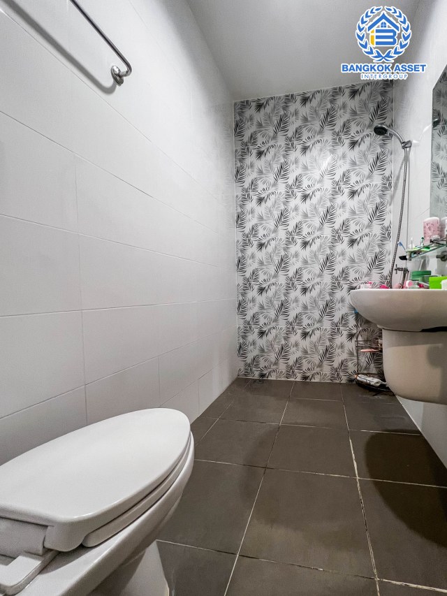 *****ทาวน์เฮ้าส์มือสองนนทบุรี หมู่บ้าน ซื่อตรง รัตนาธิเบศร์ เนื้อที่กว้างถึง 26 ตร.ว. ฟังก์ชัน 3 ห้องนอน 2 ห้องน้ำ 1 ที่จอดรถ บ้านรีโนเวทใหม่ พร้อมเข้าอยู่ ทำเลเยี่ยม ใกล้รถไฟฟ้าสายสีม่วง "สถานีไทรม้า" และทางด่วน "งามวงศ์วาน" ในราคาสุดคุ้ม!!