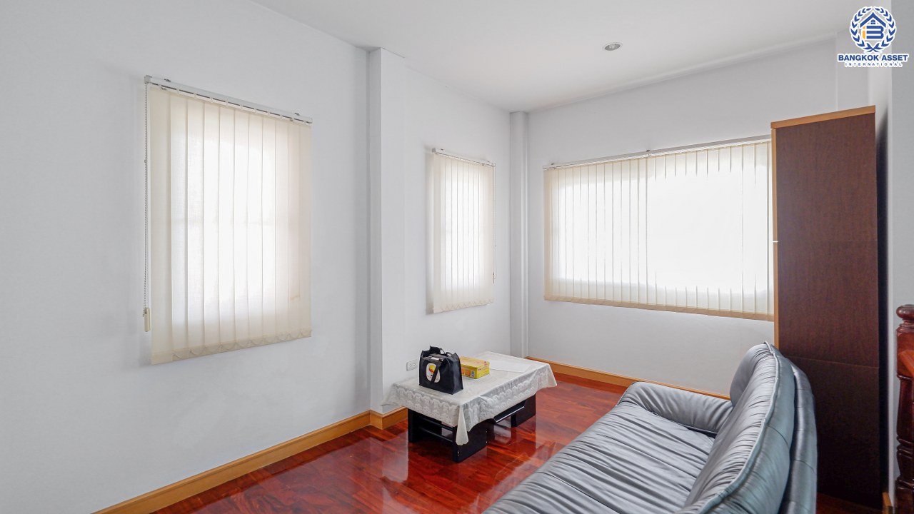 *****บ้านเดี่ยวมือสอง โครงการ ชลลดา บางบัวทอง หลังมุม! คุณภาพระดับ L&H เนื้อที่ 97 ตร.ว. พร้อมฟังก์ชัน 5 ห้องนอน 5 ห้องน้ำ 2 ที่จอดรถ บ้านสวยตกแต่งใหม่พร้อมอยู่ บนทำเลเดินทางสะดวกสบาย ใกล้เซ็นทรัลเวสต์เกต และรถไฟฟ้าสายสีม่วง "สถานีบางพลู"