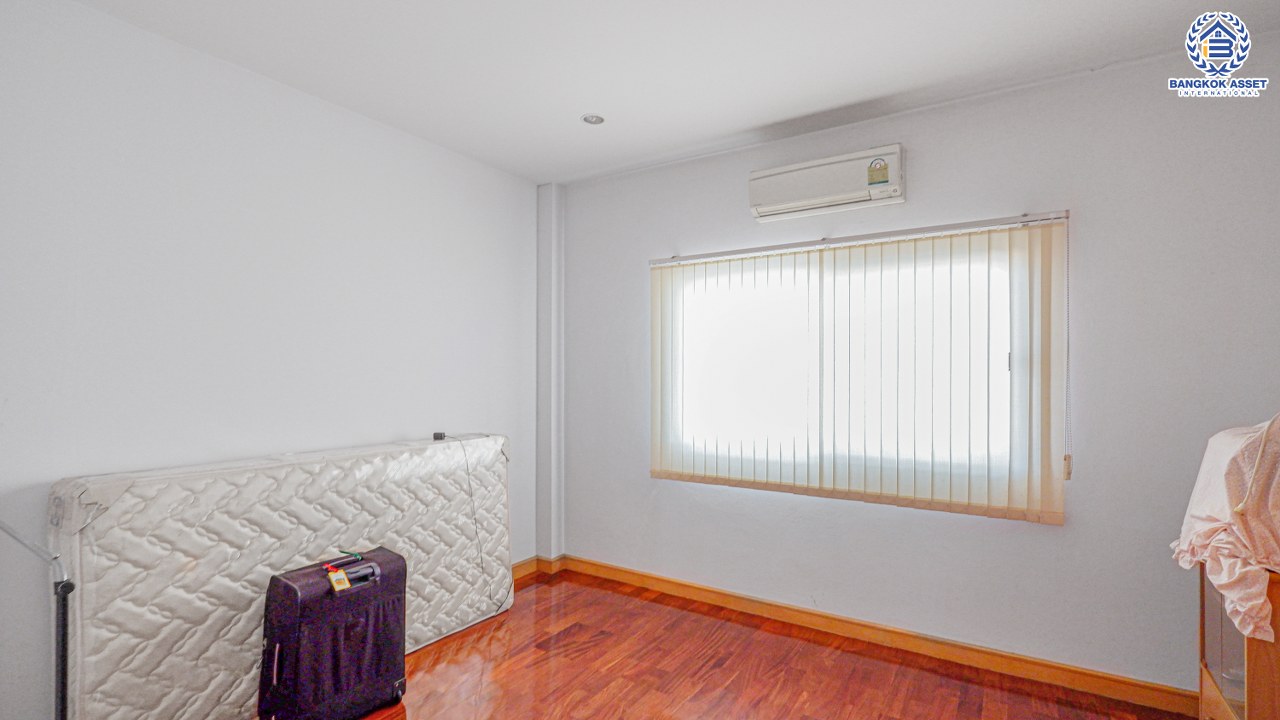 *****บ้านเดี่ยวมือสอง โครงการ ชลลดา บางบัวทอง หลังมุม! คุณภาพระดับ L&H เนื้อที่ 97 ตร.ว. พร้อมฟังก์ชัน 5 ห้องนอน 5 ห้องน้ำ 2 ที่จอดรถ บ้านสวยตกแต่งใหม่พร้อมอยู่ บนทำเลเดินทางสะดวกสบาย ใกล้เซ็นทรัลเวสต์เกต และรถไฟฟ้าสายสีม่วง "สถานีบางพลู"